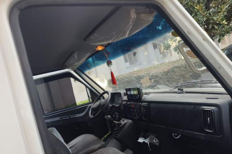 Used Iveco Daily 2023 2.8T V35 Van Short Wheelbase Low Roof Dual Tires Side-Swing Doors 2-3 Seater Steering Wheel