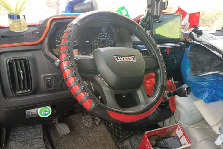 Used Iveco Daily 2023 2.8T V40 Van Long Wheelbase Mid-Roof Dual Tires Manual Doors 2-3 Seater Steering Wheel