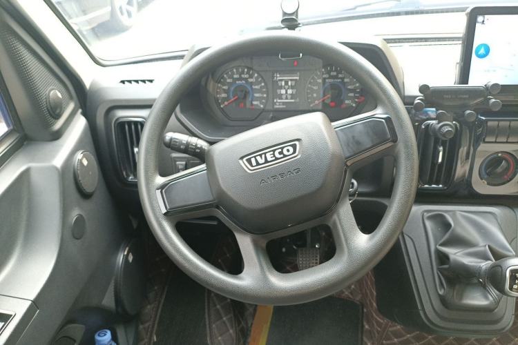 Used Iveco Daily 2023 2.5T A35M1 Short Wheelbase Mid-Height Dual-Tire Manual Door 5-9 Seater Steering Wheel