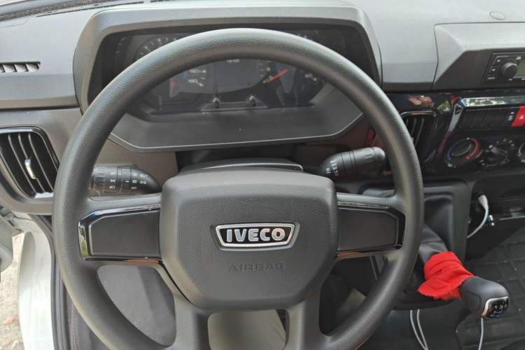 Used Iveco Daily 2023 2.5T A35M1 Short Wheelbase Mid-Height Single-Tire Side-Sliding Door 5–9 Seats Steering Wheel