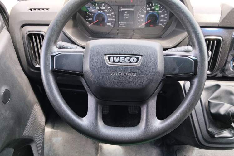 Used Iveco Daily 2023 2.5T A35M1 Short Wheelbase Low-Roof Single-Tire Side-Sliding Door 5-9 Seats Steering Wheel