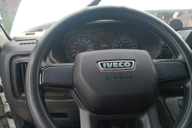 Used Iveco Daily 2023 2.5T A37M1 Long Wheelbase Mid-Roof Dual-Tire Side-Sliding Doors 5-9 Seats Steering Wheel