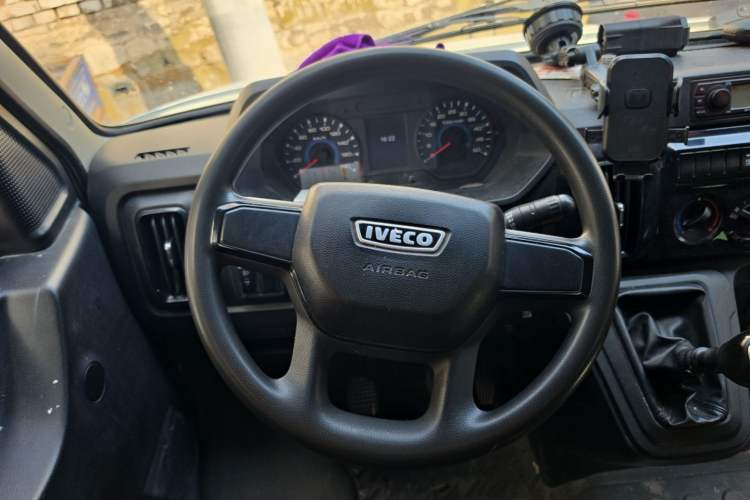 Used Iveco Daily 2023 2.5T A35M1 Short Wheelbase Mid-Height Dual-Tire Manual Door 5-9 Seater Steering Wheel