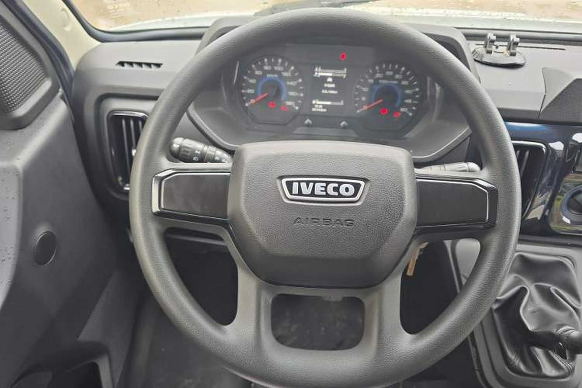 Used Iveco Daily 2023 2.5T A35M1 Short Wheelbase Low-Roof Single-Tire Side-Sliding Door 5-9 Seats Steering Wheel
