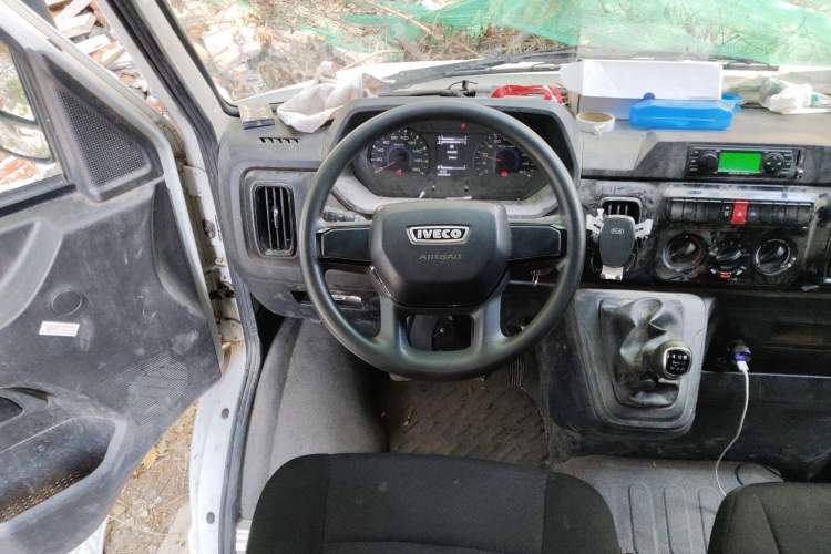 Used Iveco Daily 2023 2.5T V40 Van Long Wheelbase Mid-Roof Design Dual Tires Side-Swing Doors 2-3 Seater Steering Wheel