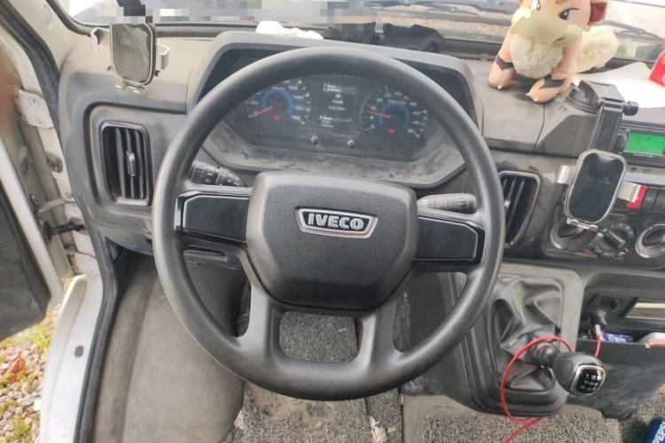 Used Iveco Daily 2023 2.8T V40 Van Long Wheelbase Mid-Roof Design Dual Tires Side-Swing Doors 2-3 Seater Steering Wheel