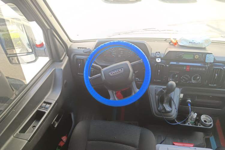 Used Iveco Daily 2023 2.5T A37M1 Long Wheelbase Mid-Roof Dual-Tire Manual-Shift 5-9 Seater Steering Wheel