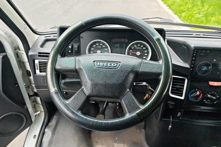 Used Iveco Daily 2023 2.5T V40 Van Long Wheelbase Mid-Roof Design Dual Tires Side-Swing Doors 2-3 Seater Steering Wheel