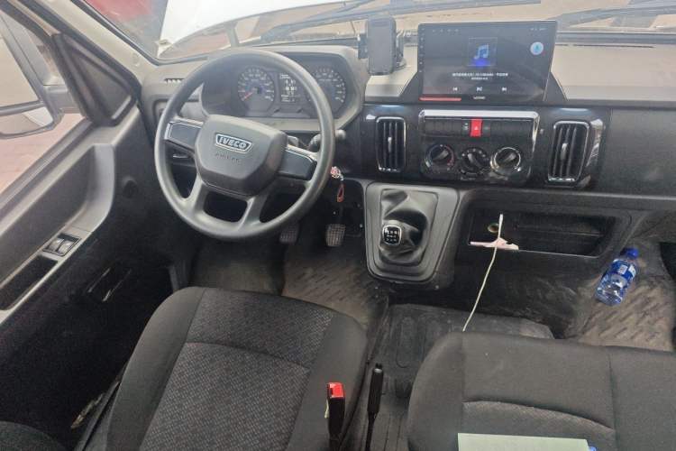 Used Iveco Daily 2023 2.5T A35M1 Short Wheelbase Mid-Roof Dual Tire Side-Sliding Doors 5–9 Seats Steering Wheel