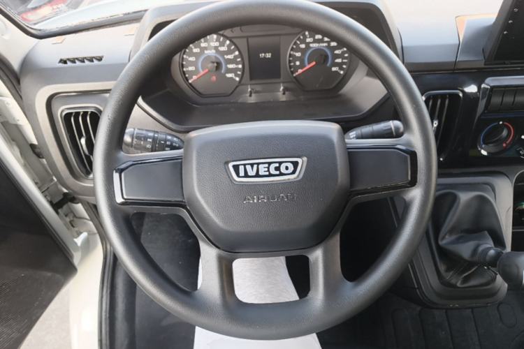 Used Iveco Daily 2023 2.5T V40 Van Long Wheelbase Mid-Roof Design Dual Tires Side-Swing Doors 2-3 Seater Steering Wheel
