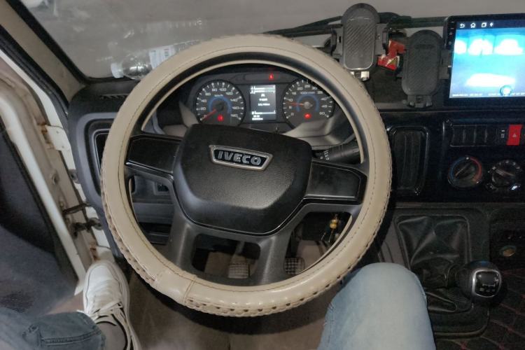 Used Iveco Daily 2023 2.5T V40 Van Long Wheelbase Mid-Roof Dual Tires Manual Doors 2-3 Seater Steering Wheel