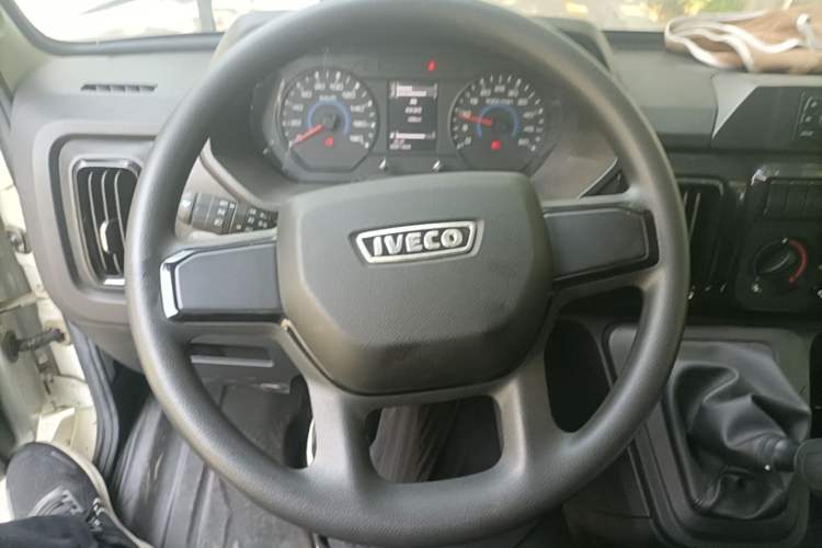 Used Iveco Daily 2023 2.8T V35 Van Short Wheelbase Mid-Roof Design Dual Tires Side-Swing Doors 2-3 Seater Steering Wheel
