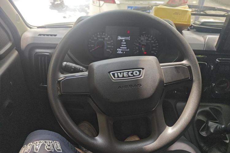 Used Iveco Daily 2023 2.5T A35M1 Short Wheelbase Low-Roof Double-Door Side-Swing Van with 5–9 Seats Steering Wheel