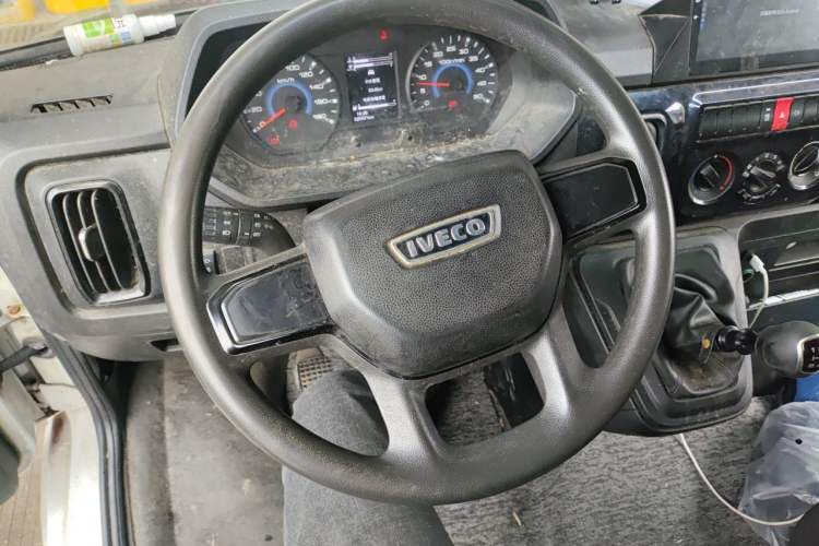 Used Iveco Daily 2023 2.8T V40 Van Long Wheelbase Mid-Roof Dual Tires Manual Doors 2-3 Seater Steering Wheel