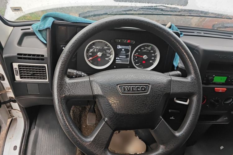 Used Iveco Daily 2023 2.5T V40 Van Long Wheelbase Mid-Roof Design Dual Tires Side-Swing Doors 2-3 Seater Steering Wheel