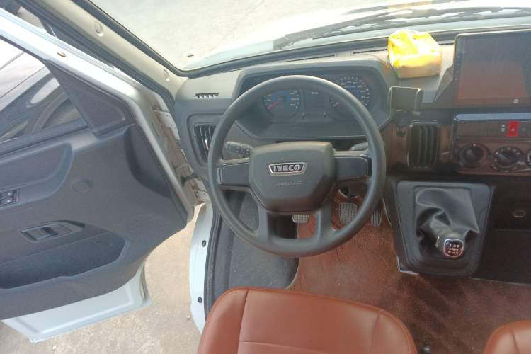 Used Iveco Daily 2023 2.5T A37M1 Long Wheelbase Mid-Roof Dual-Tire Side-Sliding Doors 5-9 Seats Steering Wheel