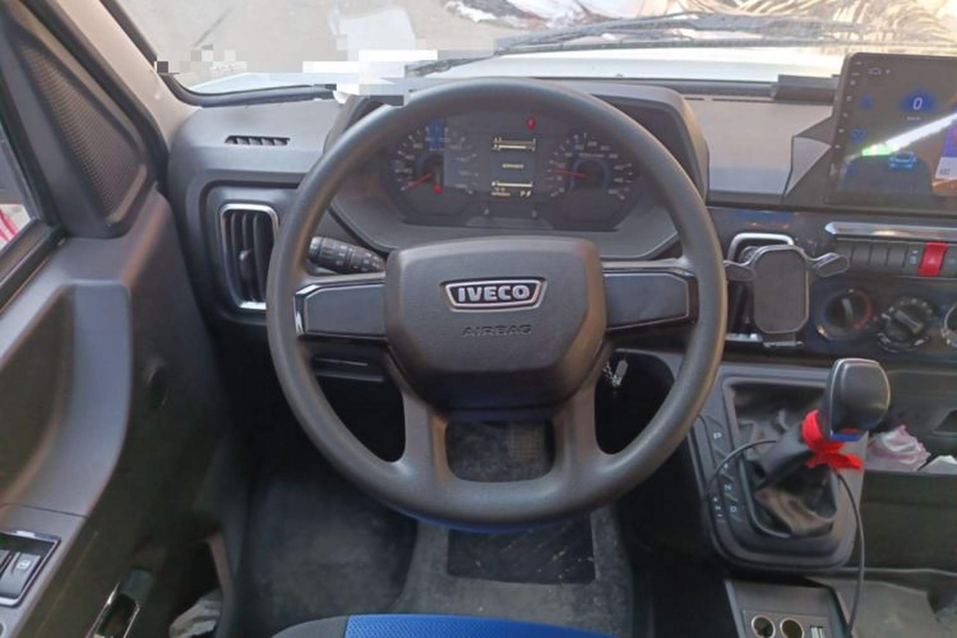 Used Iveco Daily 2023 2.5T A35M1 Multi-Purpose Passenger Vehicle Short Wheelbase Mid-Roof Design Dual Side Sliding Doors Automatic Transmission Steering Wheel