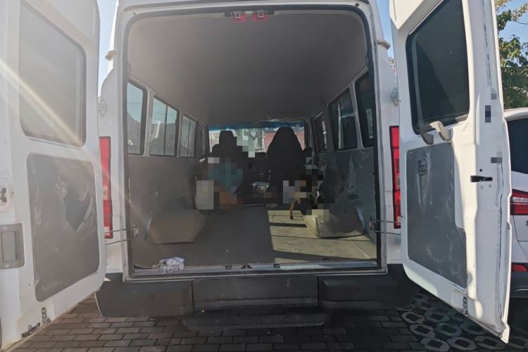 Used Iveco Daily 2023 2.5T A37M1 Long Wheelbase Mid-Roof Dual-Tire Side-Sliding Doors 5-9 Seats Trunk