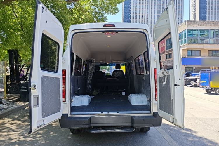 Used Iveco Daily 2023 2.5T A37M1 Long Wheelbase Mid-Roof Dual-Tire Side-Sliding Doors 5-9 Seats Trunk