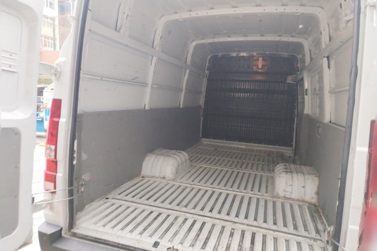 Used Iveco Daily 2023 2.8T V40 Van Long Wheelbase Mid-Roof Dual Tires Manual Doors 2-3 Seater Trunk