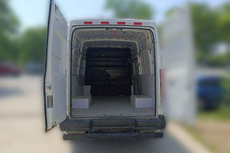 Used Iveco Daily 2023 2.8T V37 Van Long Wheelbase Mid-Roof Dual Tires Manual Doors 2-3 Seater Trunk
