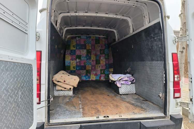 Used Iveco Daily 2023 2.5T V40 Van Long Wheelbase Mid-Roof Dual Tires Manual Doors 2-3 Seater Trunk