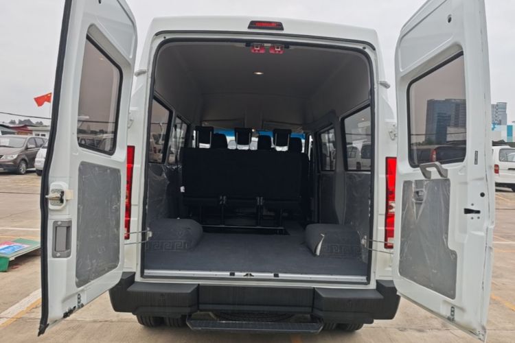 Used Iveco Daily 2023 2.5T A35M1 Short Wheelbase Mid-Roof Dual Tire Side-Sliding Doors 5–9 Seats Trunk