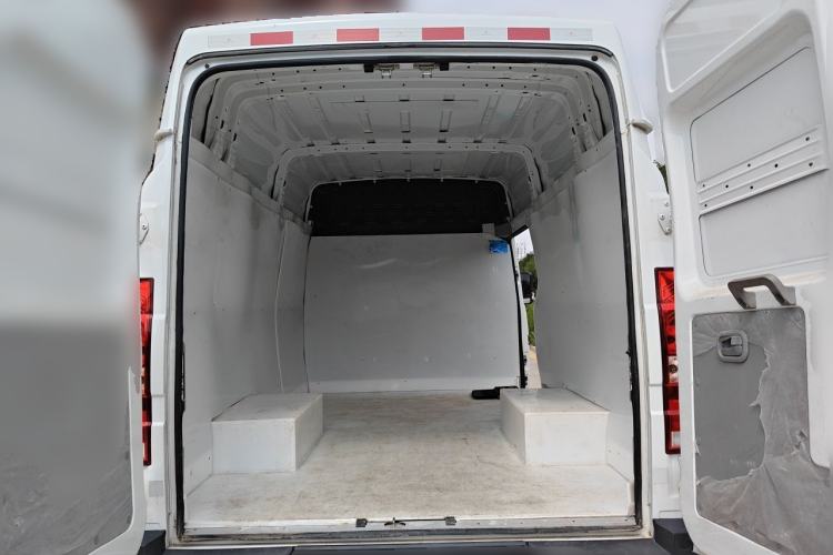 Used Iveco Daily 2023 2.5T V37 Van Long Wheelbase Mid-Roof Dual Tires Manual Doors 2-3 Seater Trunk