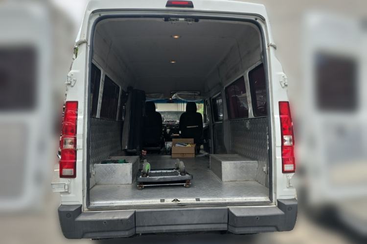 Used Iveco Daily 2023 2.5T A37M1 Long Wheelbase Mid-Roof Dual-Tire Side-Sliding Doors 5-9 Seats Trunk