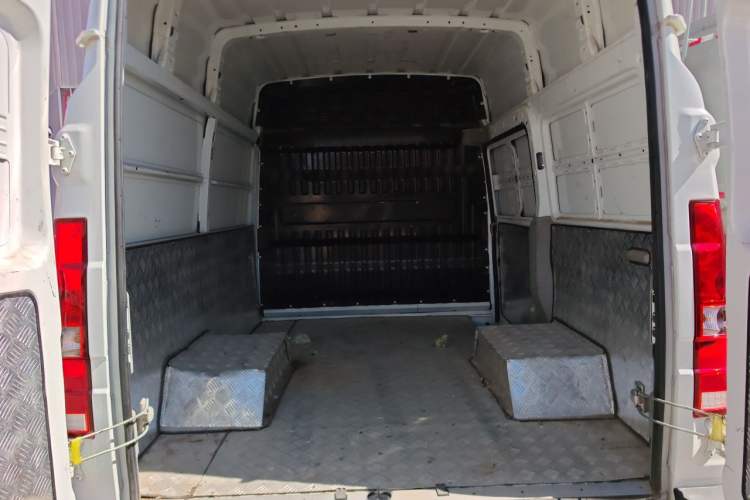 Used Iveco Daily 2023 2.5T V35 Van Short Wheelbase Mid-Roof Design Dual Tires Side-Swing Doors 2-3 Seater Trunk