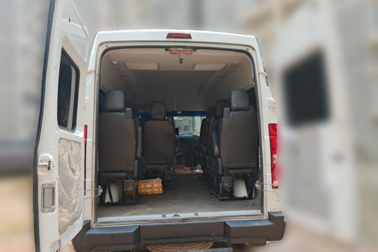 Used Iveco Daily 2023 2.5T A35M1 Short Wheelbase Mid-Height Single-Tire Manual Door – 5 to 9 Seats Trunk