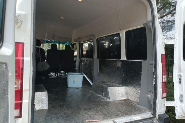 Used Iveco Daily 2023 2.5T A37M1 Long Wheelbase Mid-Roof Dual-Tire Side-Sliding Doors 5-9 Seats Trunk
