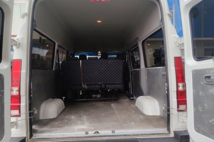 Used Iveco Daily 2023 2.5T A35M1 Short Wheelbase Mid-Height Single-Tire Manual Door – 5 to 9 Seats Trunk