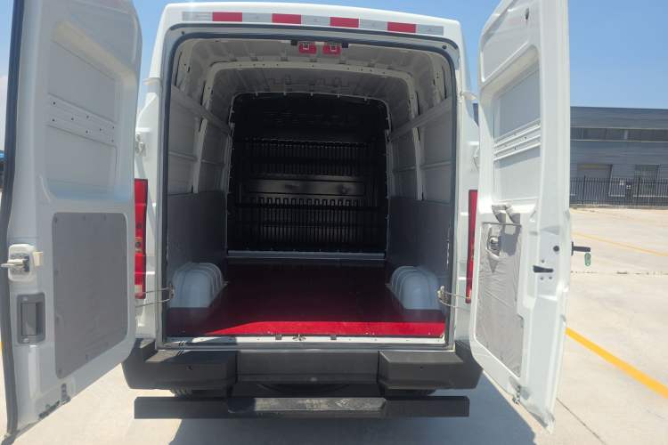 Used Iveco Daily 2023 2.5T V35 Van Short Wheelbase Mid-Roof Single-Tire Manual Door – 2-3 Seater Trunk