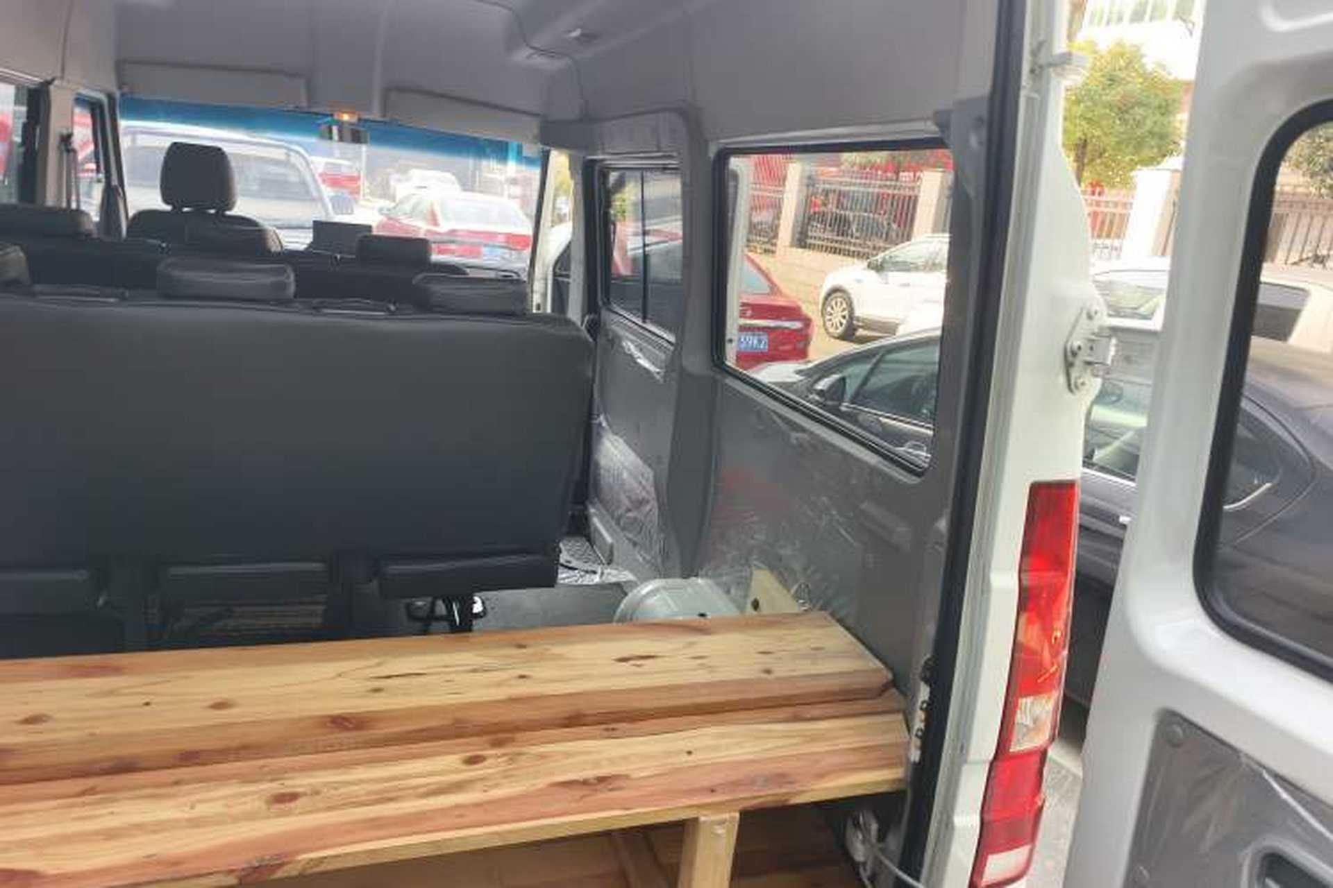 Used Iveco Daily 2023 2.5T A35M1 Short Wheelbase Low-Roof Single-Tire Side-Sliding Door 5-9 Seater Trunk