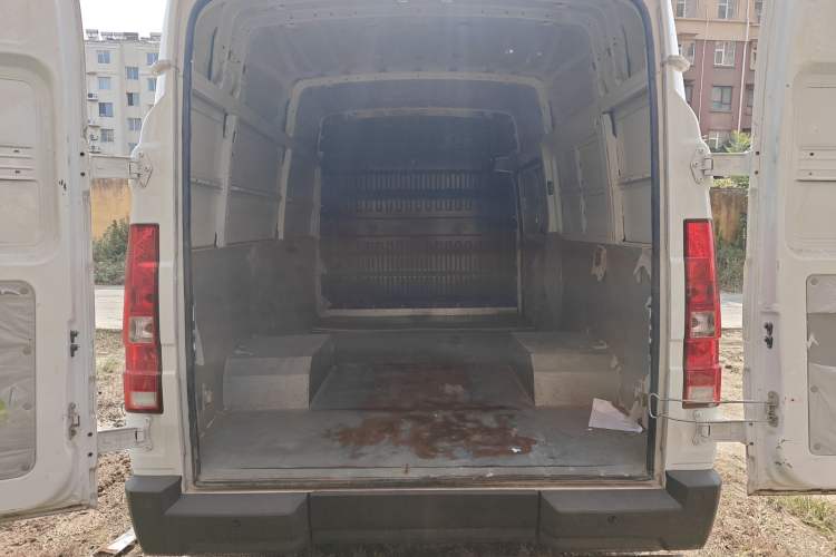 Used Iveco Daily 2023 2.5T V37 Van Long Wheelbase Mid-Roof Design Dual Tires Side-Swing Doors 2-3 Seater Trunk