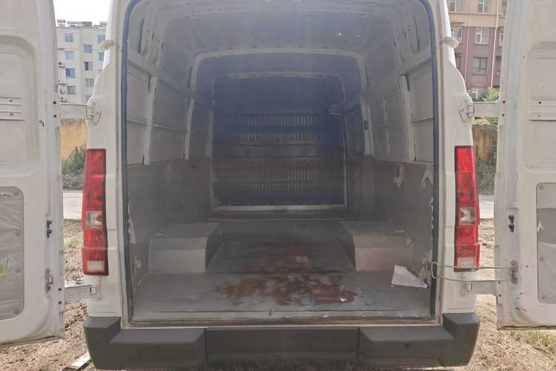 Used Iveco Daily 2023 2.5T V37 Van Long Wheelbase Mid-Roof Design Dual Tires Side-Swing Doors 2-3 Seater Trunk