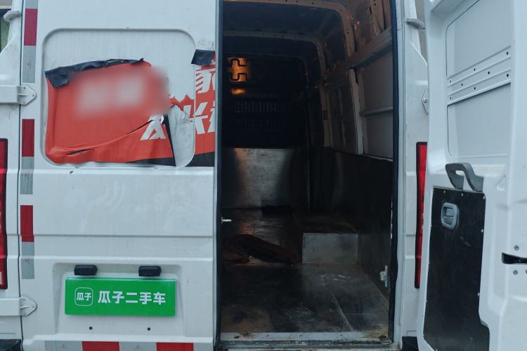 Used Iveco Daily 2023 2.5T V40 Van Long Wheelbase Mid-Roof Design Dual Tires Side-Swing Doors 2-3 Seater Trunk