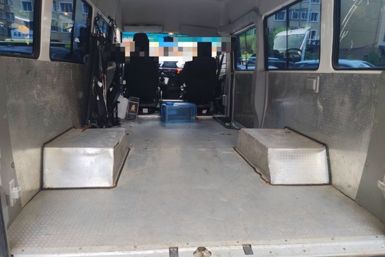 Used Iveco Daily 2023 2.5T A37M1 Long Wheelbase Mid-Roof Dual-Tire Side-Sliding Doors 5-9 Seats Trunk