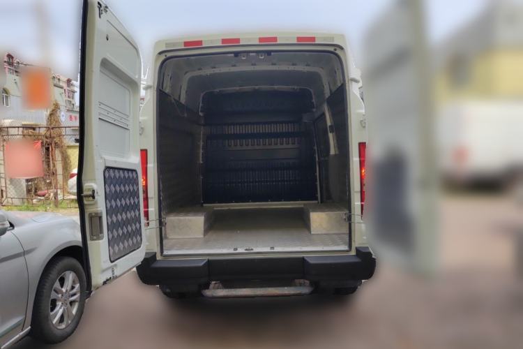 Used Iveco Daily 2023 2.5T V35 Van Short Wheelbase Mid-Roof Design Dual Tires Side-Swing Doors 2-3 Seater Trunk