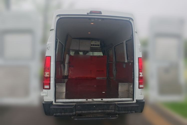 Used Iveco Daily 2023 2.5T A37M1 Multi-Purpose Passenger Vehicle Long Wheelbase Mid-Roof Design Single-Tire Side-Sliding Door Trunk