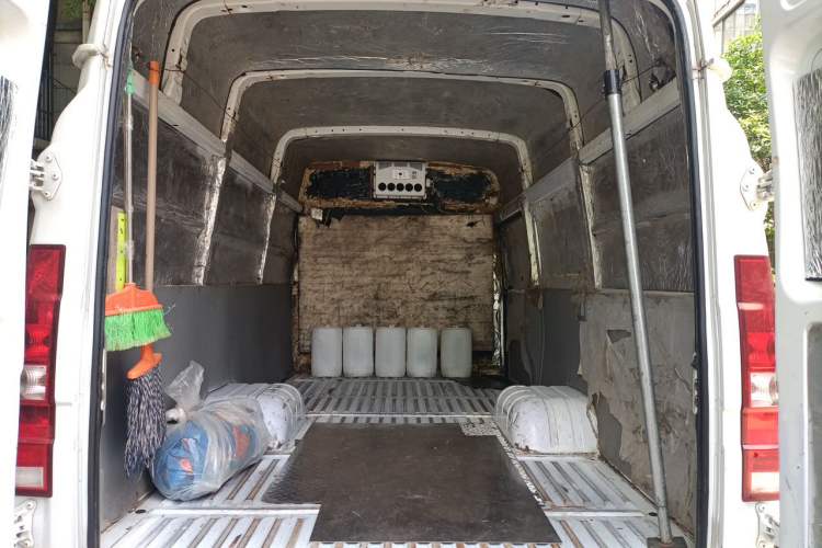 Used Iveco Daily 2023 2.8T V40 Van Long Wheelbase Mid-Roof Dual Tires Manual Doors 2-3 Seater Trunk