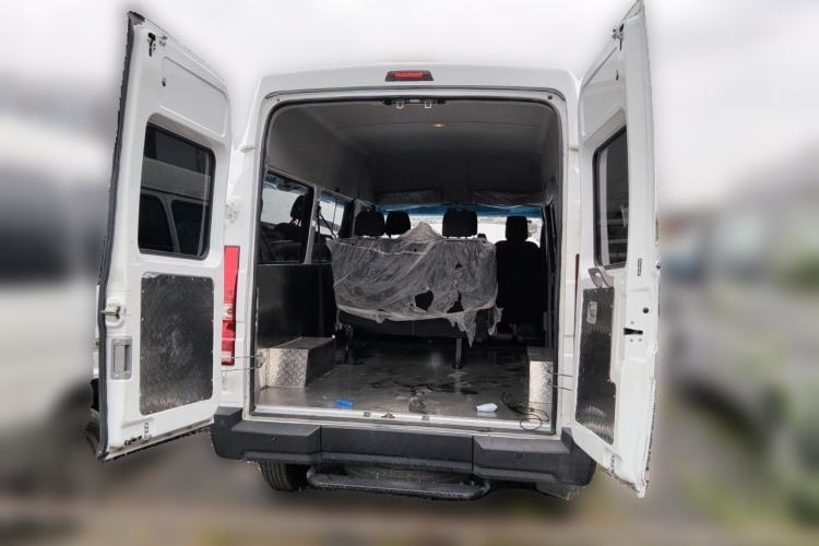 Used Iveco Daily 2023 2.5T A35M1 Short Wheelbase Low-Roof Single-Tire Side-Sliding Door 5-9 Seats Trunk