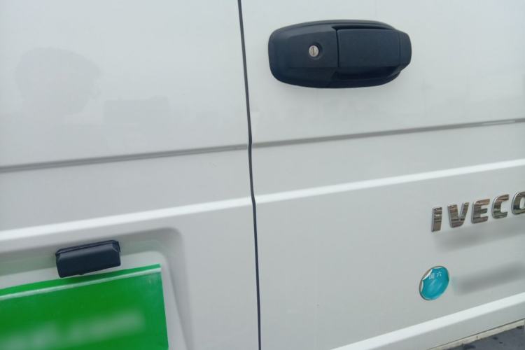 Used Iveco Daily 2023 2.5T A37M1 Long Wheelbase Mid-Roof Dual-Tire Side-Sliding Doors 5-9 Seats Trunk