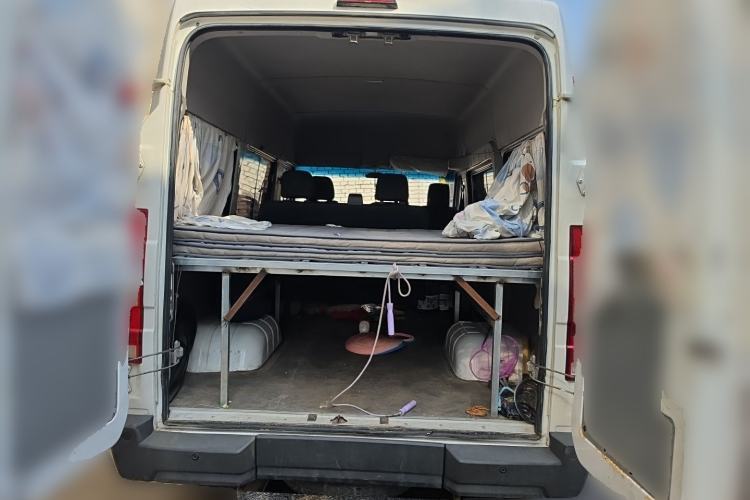 Used Iveco Daily 2023 2.5T A35M1 Short Wheelbase Mid-Height Dual-Tire Manual Door 5-9 Seater Trunk