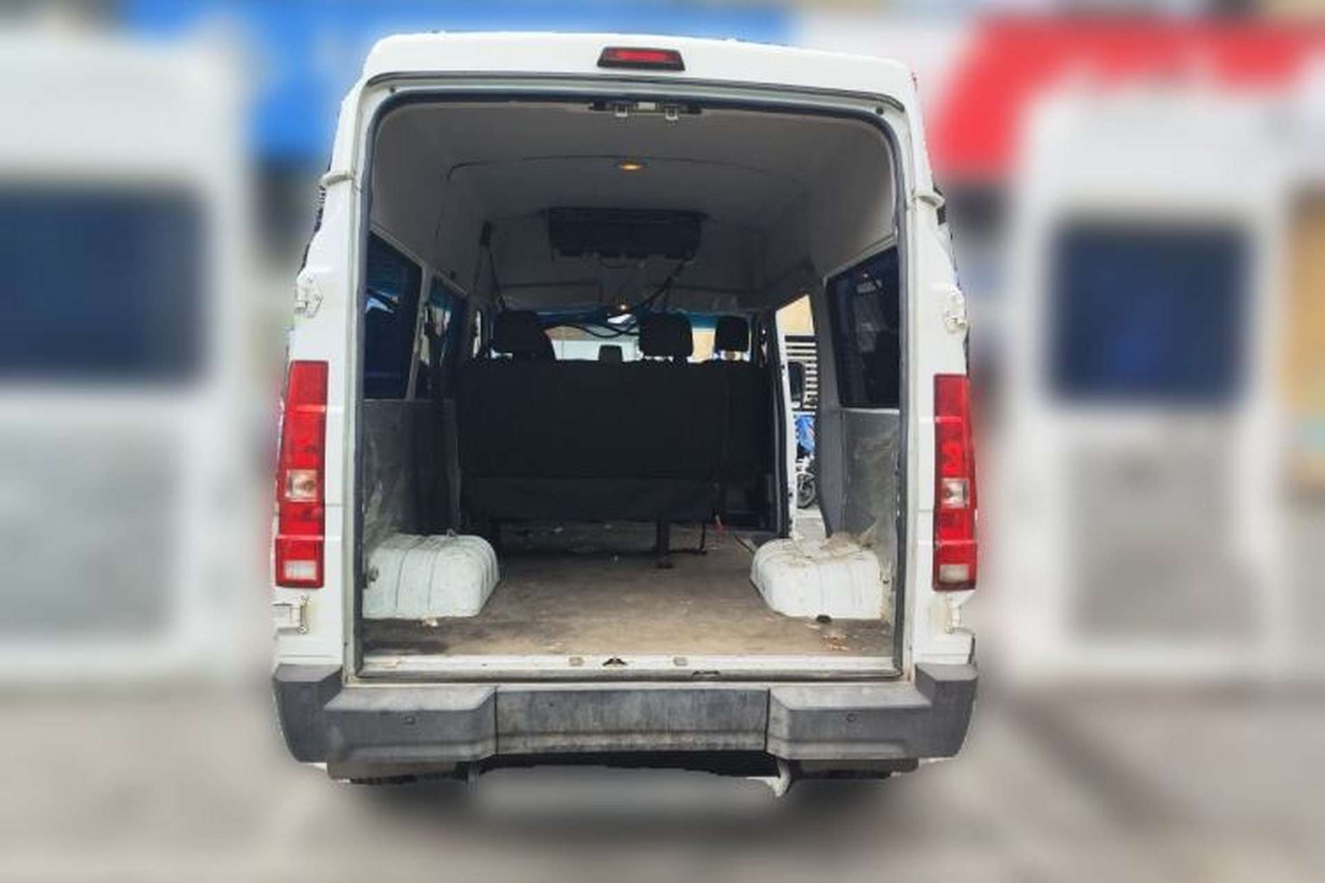 Used Iveco Daily 2023 2.5T A35M1 Short Wheelbase Mid-Roof Dual Tire Side-Sliding Doors 5–9 Seats Trunk