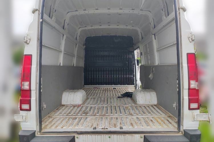 Used Iveco Daily 2023 2.8T V40 Van Long Wheelbase Mid-Roof Design Dual Tires Side-Swing Doors 2-3 Seater Trunk