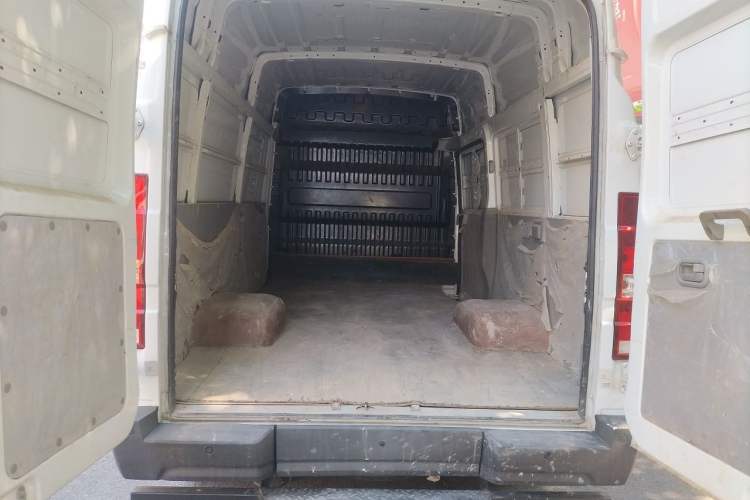 Used Iveco Daily 2023 2.5T V37 Van Long Wheelbase Mid-Roof Design Dual Tires Side-Swing Doors 2-3 Seater Trunk