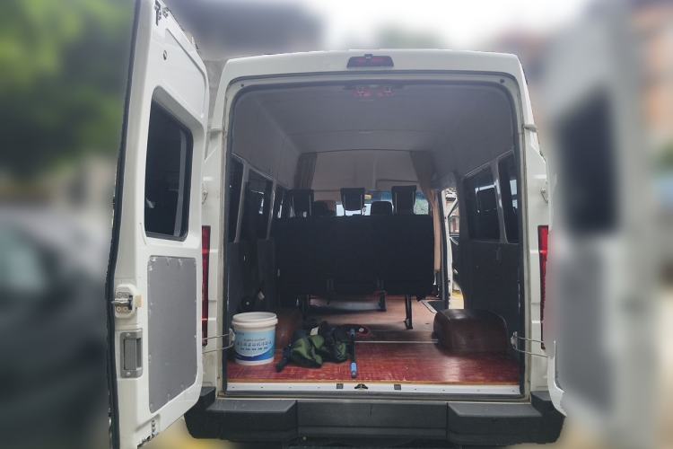 Used Iveco Daily 2023 2.5T A37M1 Long Wheelbase Mid-Height Dual-Tire Manual Door 5-9 Seater Trunk