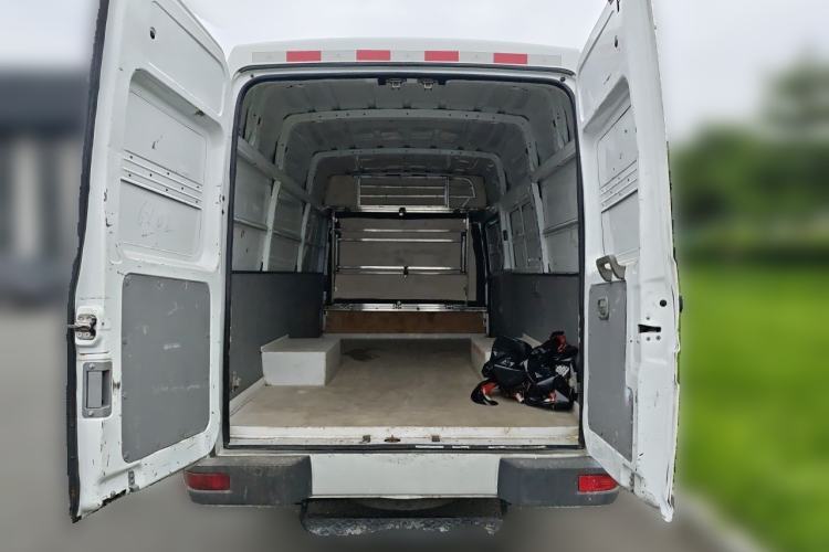 Used Iveco Daily 2023 2.5T V40 Van Long Wheelbase Mid-Roof Design Dual Tires Side-Swing Doors 2-3 Seater Trunk